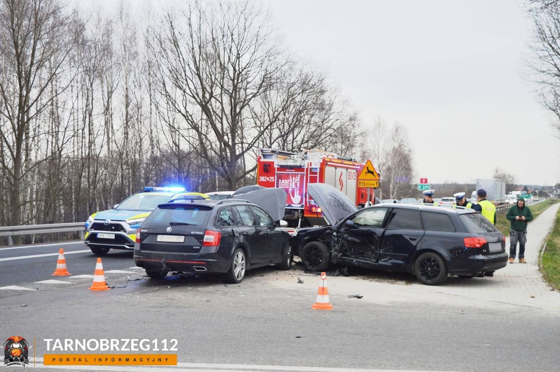 Wypadek w Nowej Dębie. Dwie osoby trafiły do szpitala