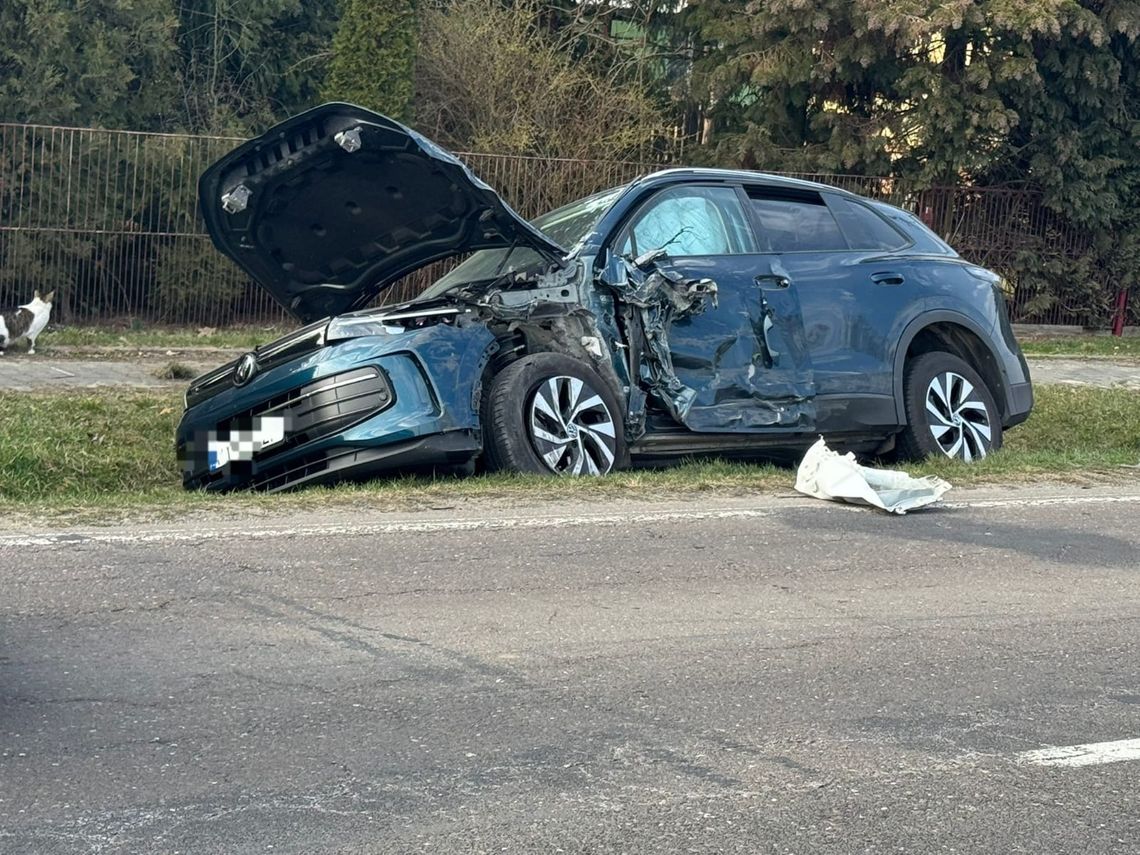 WYPADEK w Padwi. Droga całkowicie zablokowana, są poszkodowani WYPADEK w Padwi. Droga całkowicie zablokowana, są poszkodowani