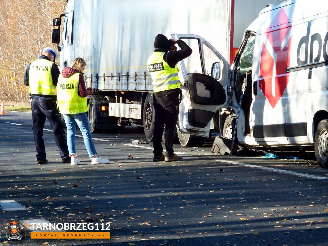 Wypadek w Stalach. Kierująca busem trafiła do szpitala Wypadek w Stalach. Kierująca busem trafiła do szpitala