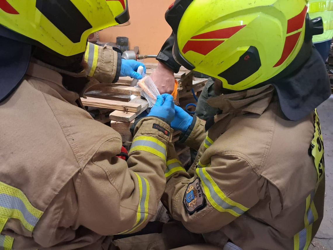 Wypadek w zakładzie pracy w Pilźnie. Mężczyzna przybił dłoń do palety