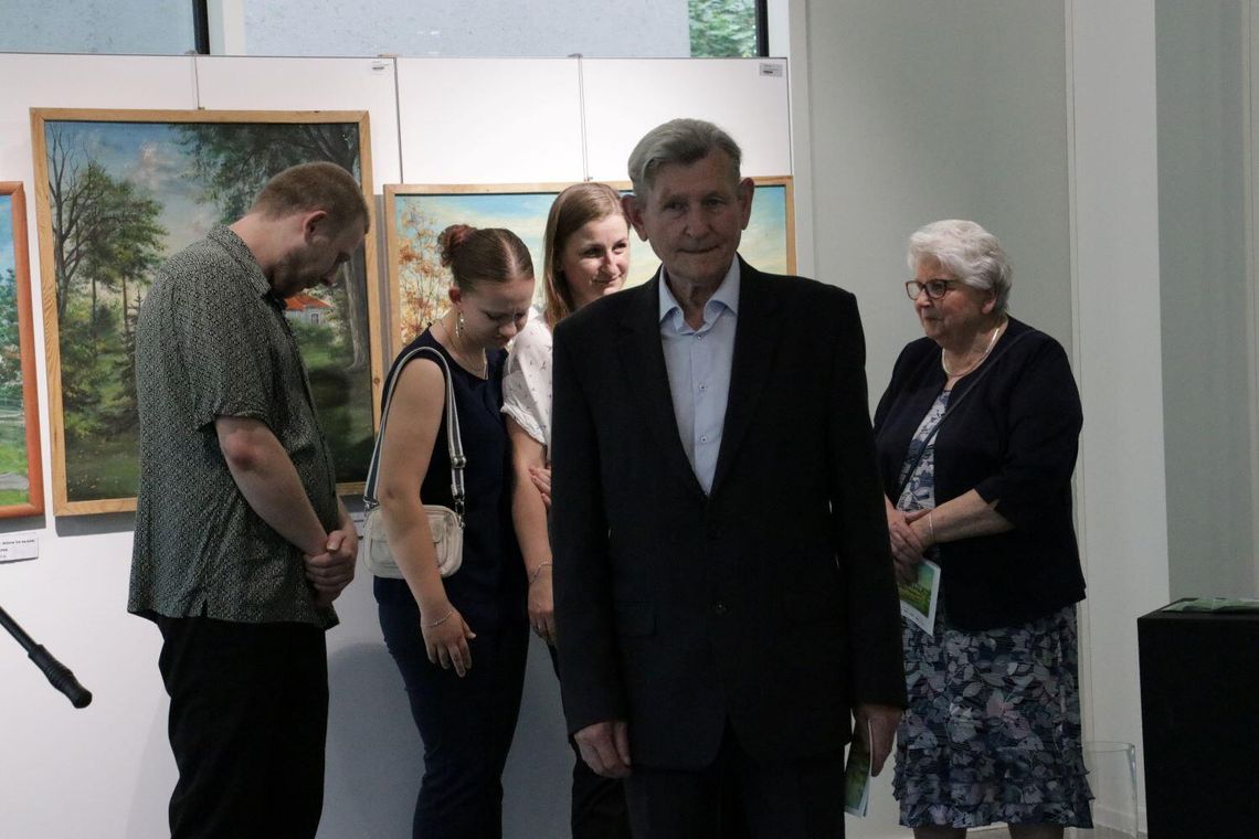 Wystawa malarstwa i korzenioplastyki Mariana Pietruszki dostępna w MBP SCK w Mielcu