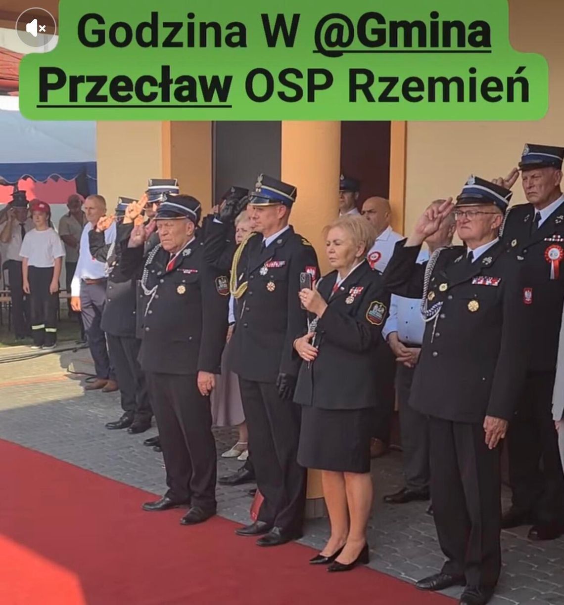 Zamiast uczcić Godzinę „W” wyciągnęła telefon? Zachowanie posłanki na obchodach 100-lecia OSP Rzemień wywołało burzę