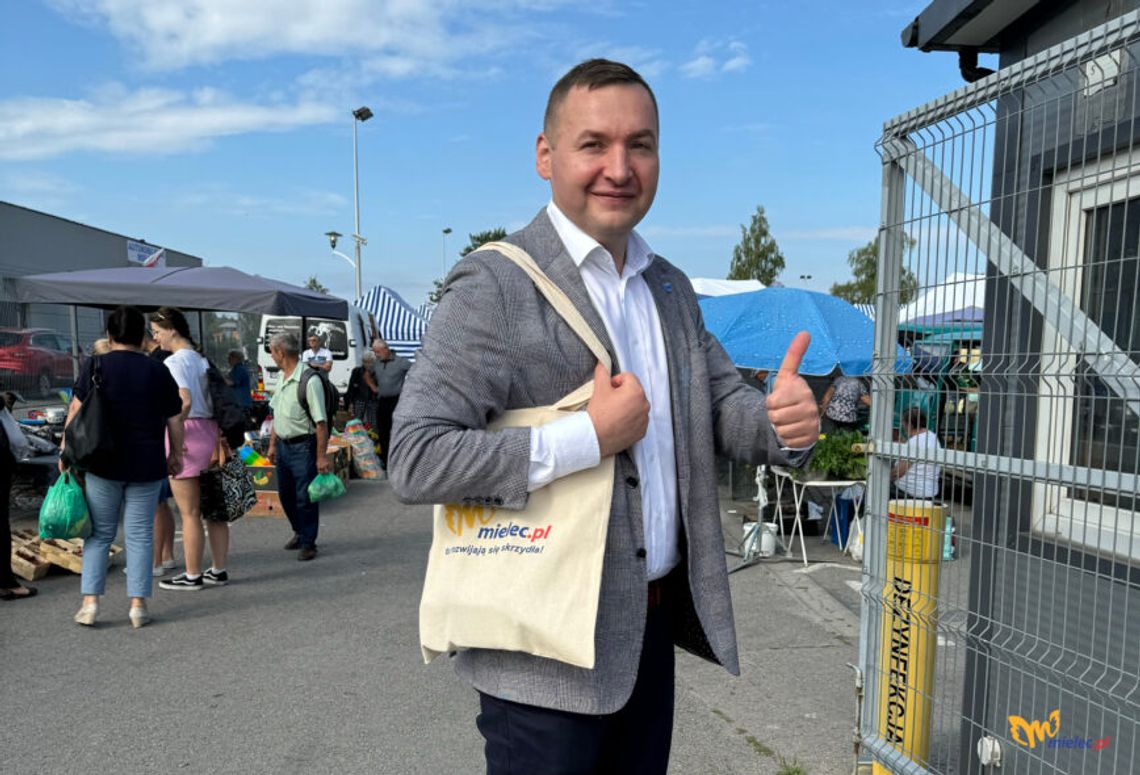 Zastępca Prezydenta Mielca Krzysztof Szostak rozdawał na targowisku torby wielokrotnego użytku z okazji Międzynarodowego Dnia bez Toreb Foliowych
