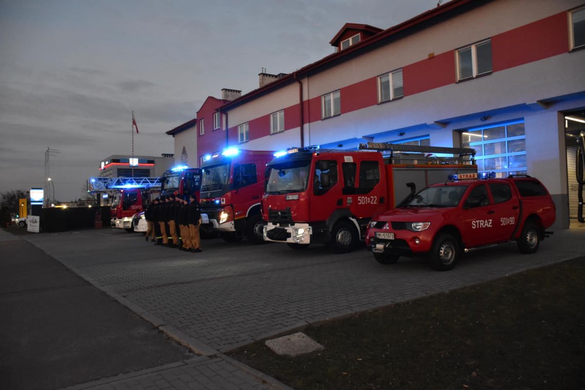 Zawyły syreny w remizach. Strażacy oddali hołd zmarłemu koledze podczas ćwiczeń w Kielcach