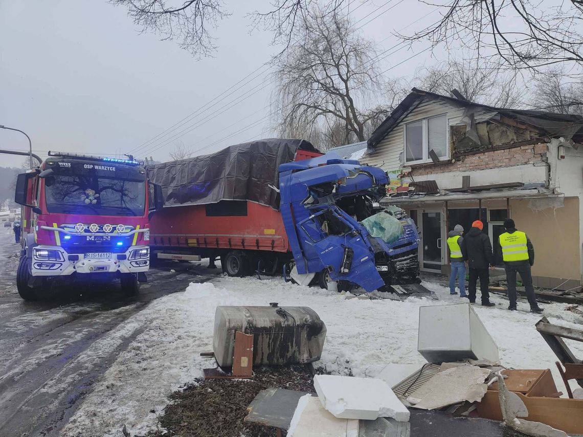Zdarzenie drogowe na ul. 17 Stycznia w Jaśle z udziałem trzech pojazdów. Sprawcy ukarani mandatami!