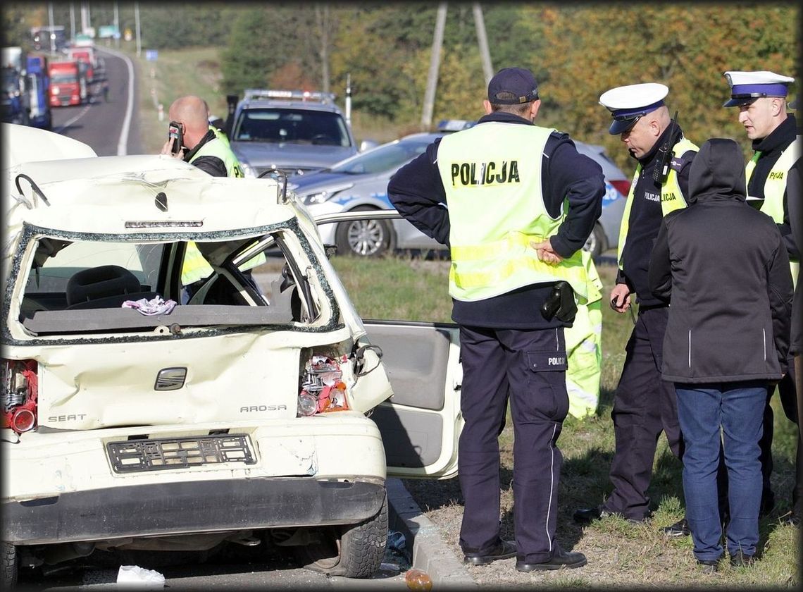 Zderzenie ciężarówki i seata w Chmielowie