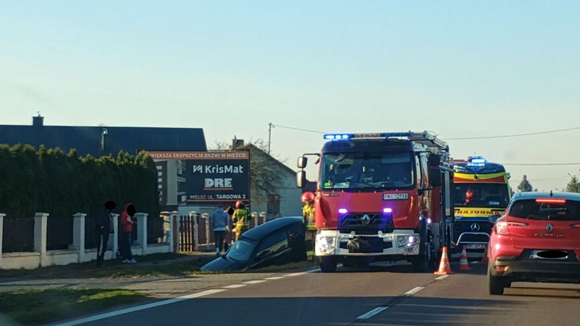 Zderzenie dwóch bmw na ul. Rzochowskiej w Mielcu. Jeden z samochodów w rowie