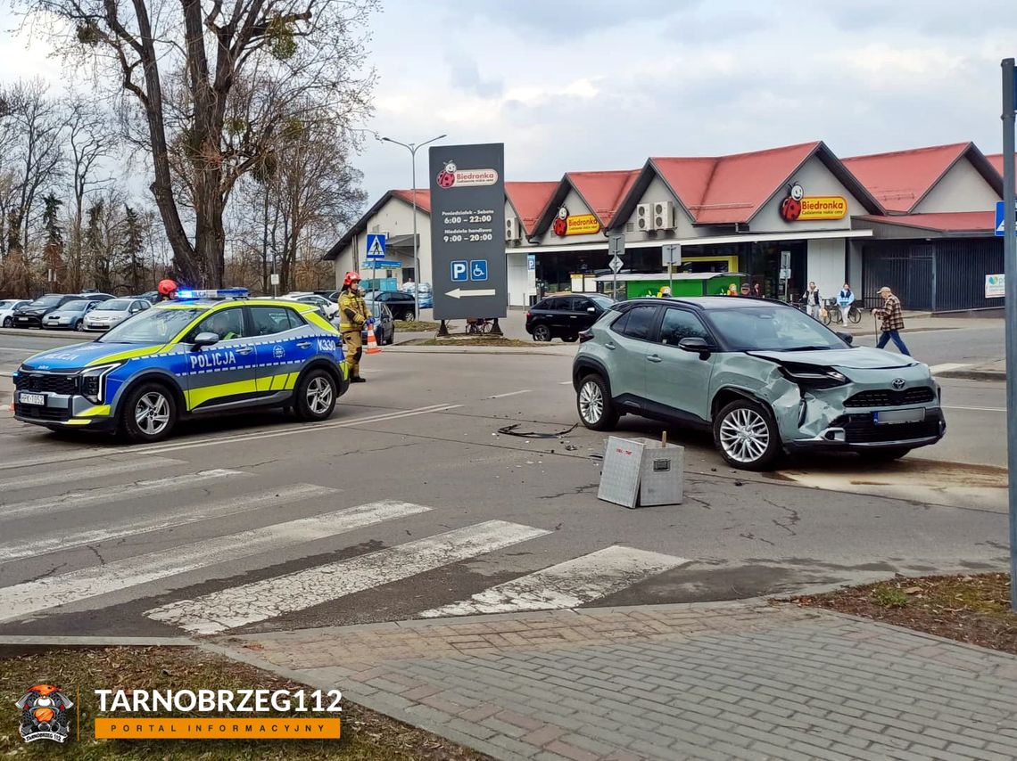 Zderzenie dwóch samochodów na skrzyżowaniu ul. 1 Maja i Sokolej w Tarnobrzegu. Jedna osoba objęta pomocą medyczną