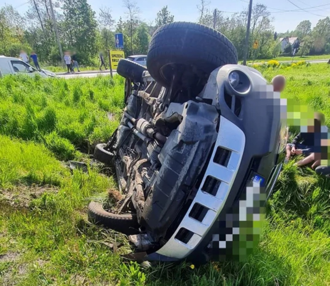 Zderzenie dwóch samochodów osobowych w Żarówce. Policja wyjaśnia okoliczności