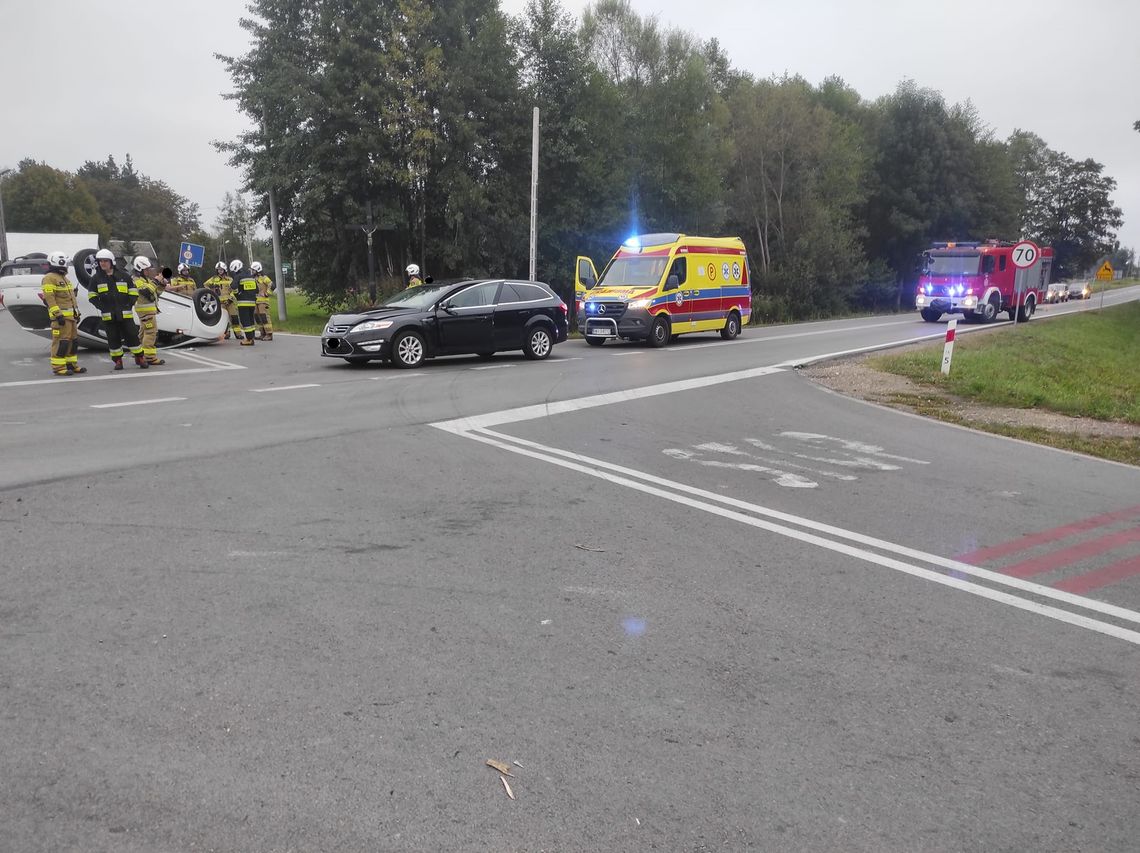 Zderzenie dwóch samochodów w Żarówce. Jeden z nich dachował. Dziecko trafiło do szpitala