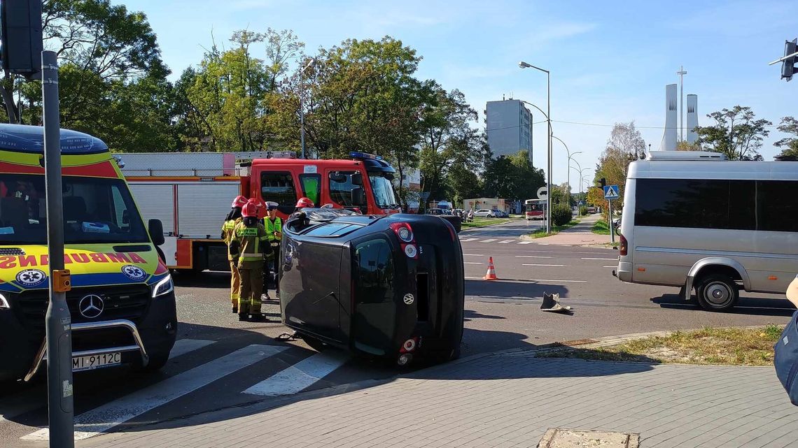 Zderzenie osobówki i busa w centrum Mielca, jedna osoba została poszkodowana