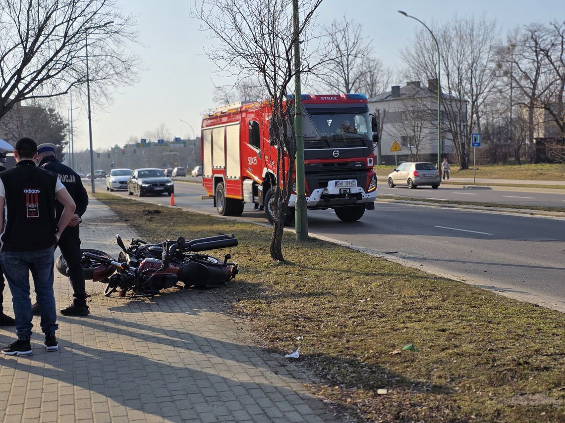 Zderzenie osobówki i motocykla na wiadukcie w Mielcu. Motocyklista w szpitalu