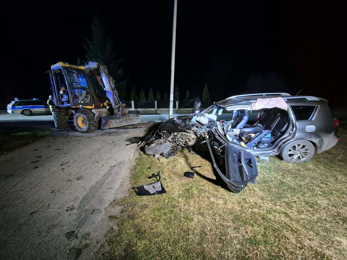 Zderzenie osobówki z koparką w powiecie mieleckim. Jedna osoba trafiła do szpitala Zderzenie osobówki z koparką w powiecie mieleckim. Jedna osoba trafiła do szpitala