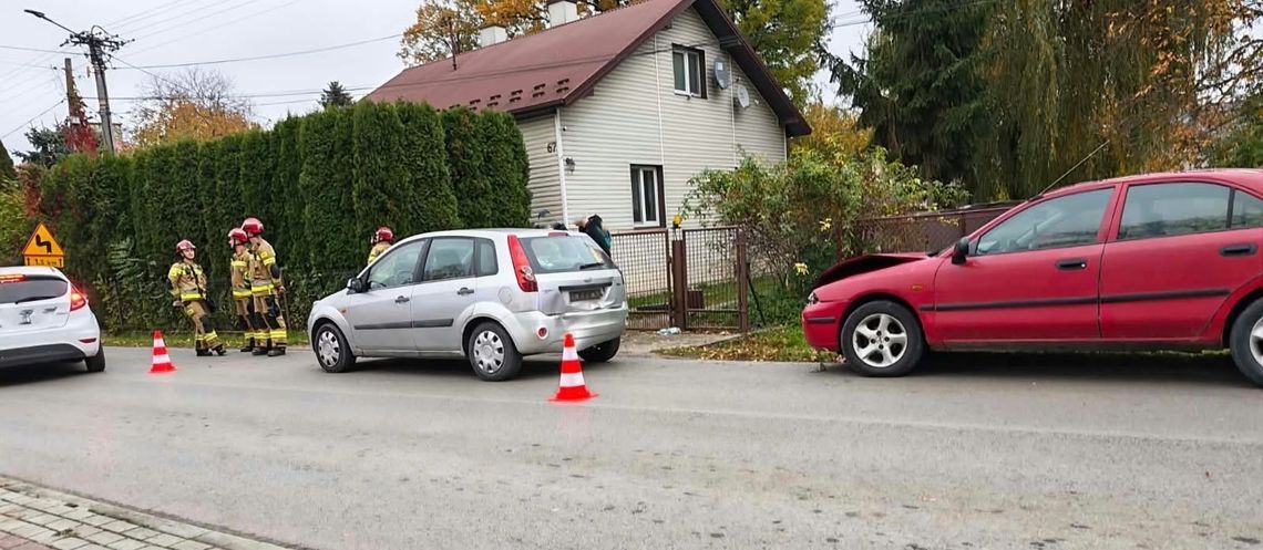 Zderzenie samochodów. Utrudnienia ruch wahadłowy w Złotnikach Zderzenie samochodów. Utrudnienia ruch wahadłowy w Złotnikach