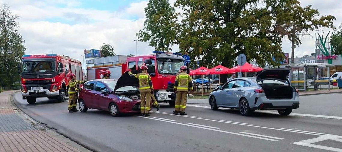 Zderzenie samochodów w Mielcu. Ruch na ulicy Sienkiewicza zablokowany w obu kierunkach Zderzenie samochodów w Mielcu. Ruch na ulicy Sienkiewicza zablokowany w obu kierunkach