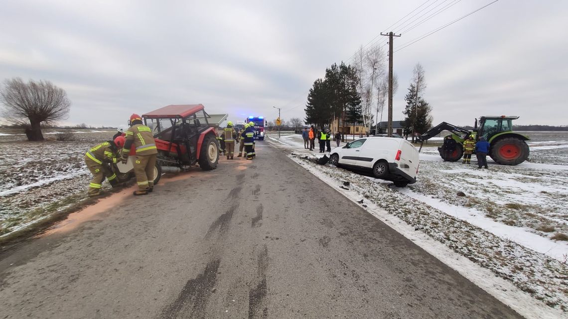 Zderzenie samochodu osobowego z ciągnikiem rolniczym w powiecie dąbrowskim