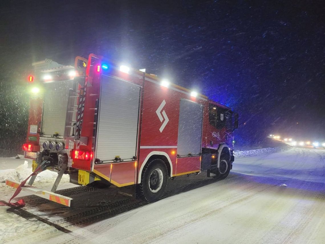 Zimowy armagedon na Podhalu. Kolejne opady śniegu, kierowcy utknęli w Chochołowie