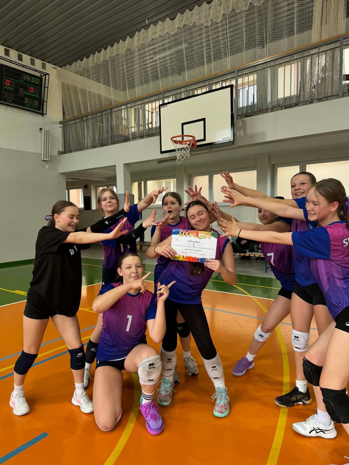 Zwycięstwo i awans młodych siatkarek SP 6 w Mielcu