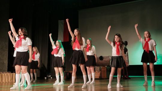 „Włączyć historię już czas” w wykonaniu zespołu wokalno-teatralnego „Gest” [zdjęcia]