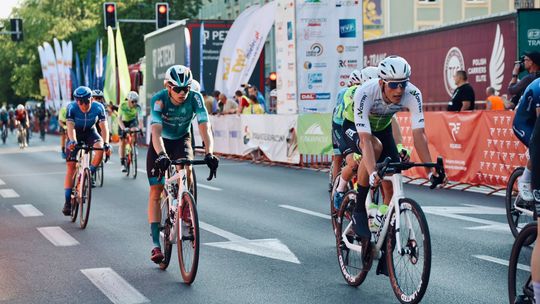 Kolarski peleton 𝐌𝐢𝐞̨𝐝𝐳𝐲𝐧𝐚𝐫𝐨𝐝𝐨𝐰𝐞𝐠𝐨 𝐖𝐲𝐬́𝐜𝐢𝐠𝐮 𝐒𝐨𝐥𝐢𝐝𝐚𝐫𝐧𝐨𝐬́𝐜𝐢 𝐢 𝐎𝐥𝐢𝐦𝐩𝐢𝐣𝐜𝐳𝐲𝐤𝐨́𝐰 wjechał do Mielca [zdjęcia]