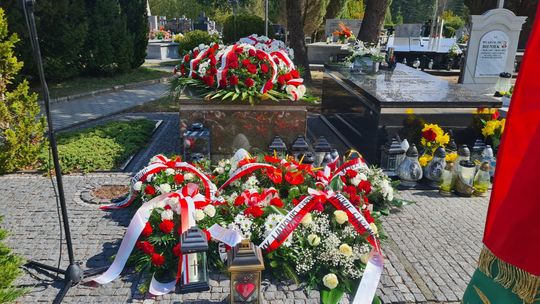 Złożenie kwiatów na grobie śp. Leszka Deptuły [zdjęcia]