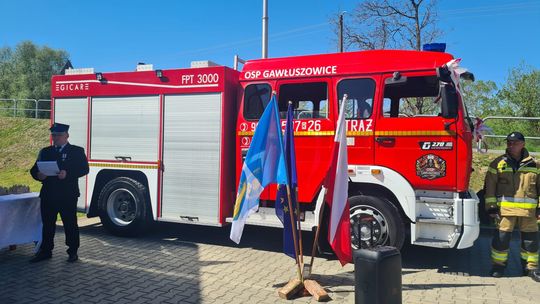 Uroczyste przekazanie wozu strażackiego w Gawłuszowicach [zdjęcia]
