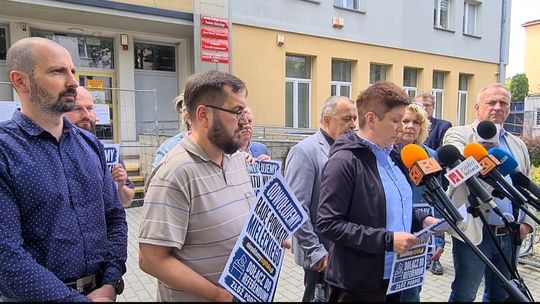 Konferencja prasowa pod Starostwem powiatowym w Mielcu