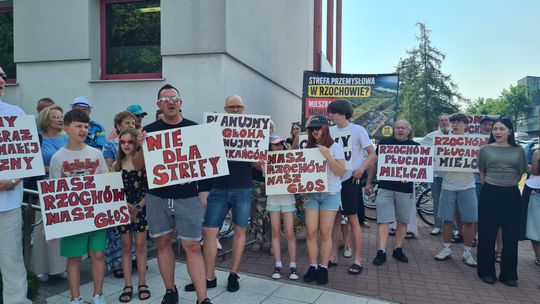 Mieszkańcy Rzochowa protestują przed Urzęde Miasta w Mielcu [ zdjęcia]