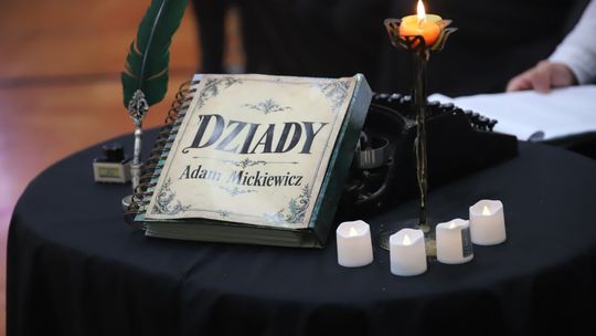 Narodowego Czytania w Zespole Szkół Ogólnokształcących nr 1 w Mielcu [zdjęcia]